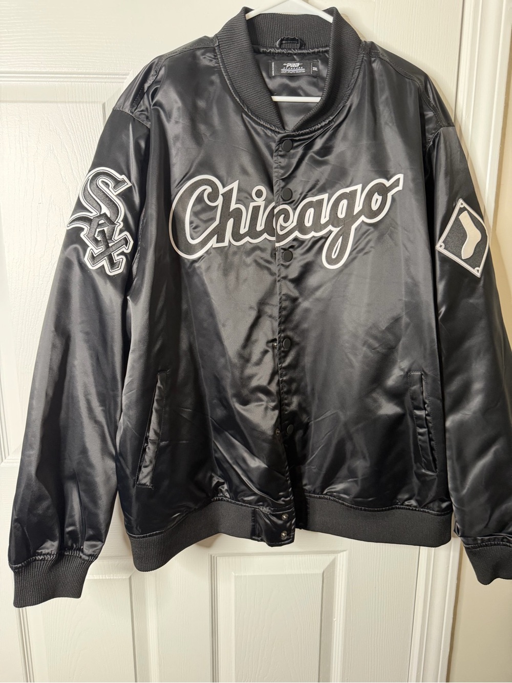 Pro Standard Chicago White Sox black satin jacket  men’s 3XL.